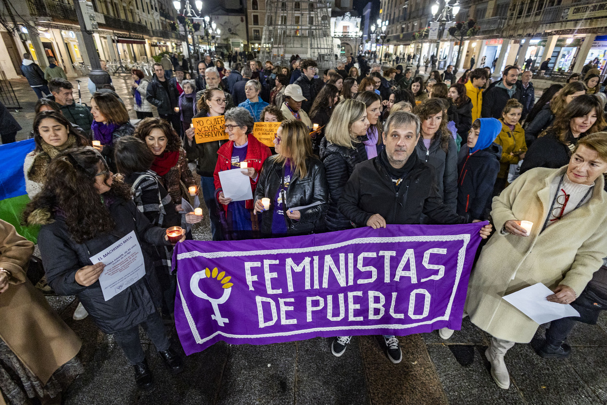 Concentración de la asamblea de Mujeres Feministas de ciudad real, en la Plaza mayor por el 25 N, violencia machista o de género  / RUEDA VILLAVERDE