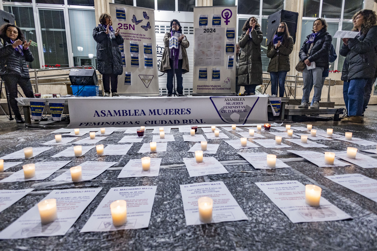 Concentración de la asamblea de Mujeres Feministas de ciudad real, en la Plaza mayor por el 25 N, violencia machista o de género  / RUEDA VILLAVERDE