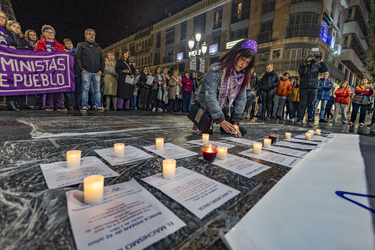 Concentración de la asamblea de Mujeres Feministas de ciudad real, en la Plaza mayor por el 25 N, violencia machista o de género  / RUEDA VILLAVERDE