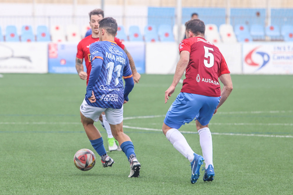 Iván Hujo se lleva un balón.