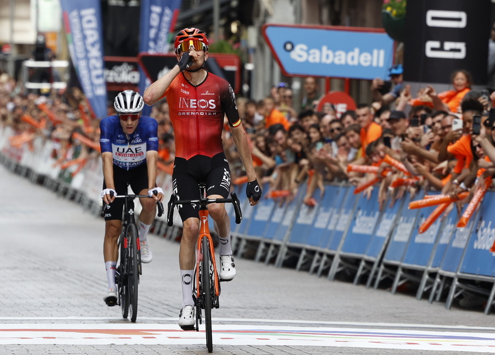 La carrera se la llevó el ciclista del UAE y la etapa fue para el del INEOS.