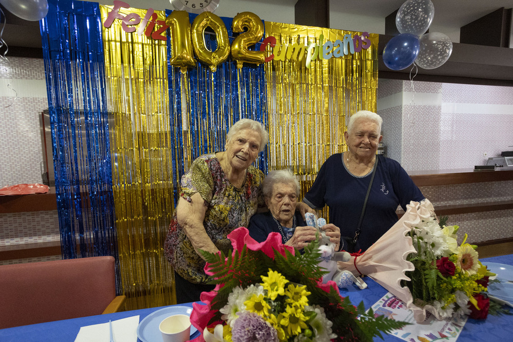 Teresa, junto a dos de sus compañeras de centro.