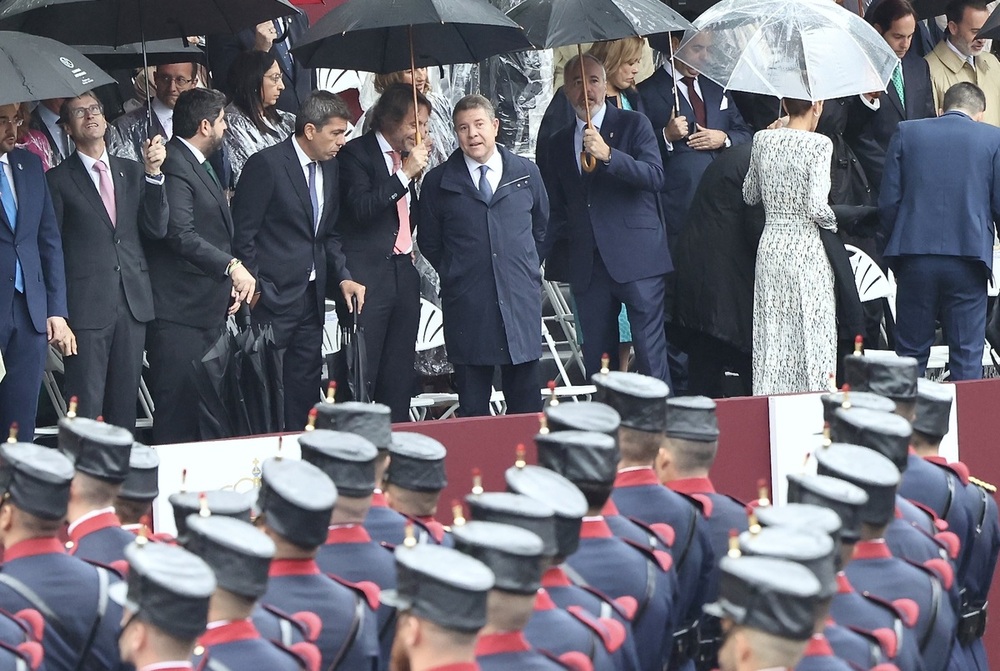 Page saluda al Rey tras el desfile de la Fiesta Nacional