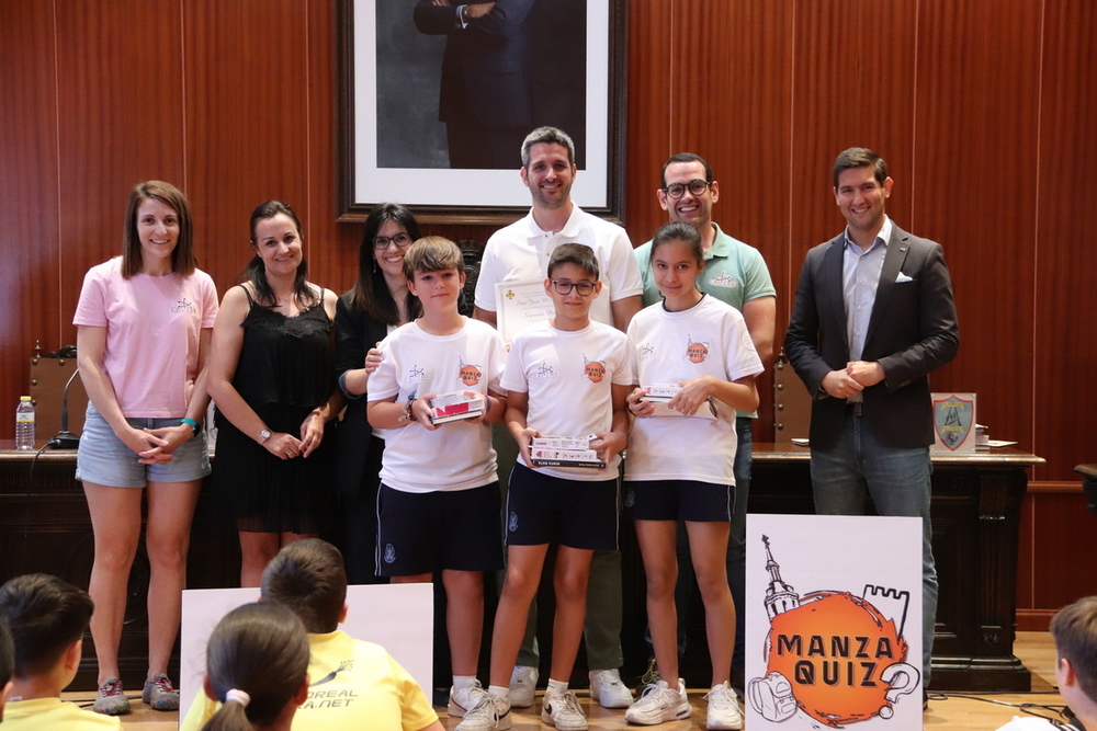 Manzanares entrega los carnés de 'ManzaQuiz'