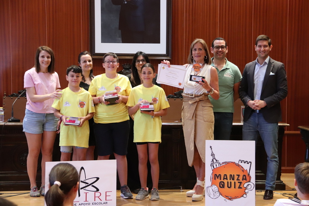 Manzanares entrega los carnés de 'ManzaQuiz'