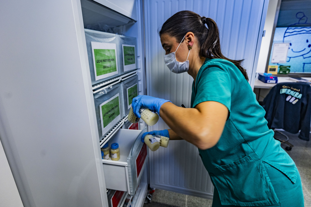 Banco de Leche del hospital General de Ciudad Real, zona de niños prematuros del hospital de ciudad real,  Cristina Sánchez enfermera del banco de leche y Jose Miguel Pacheco director del banco de leche  / RUEDA VILLAVERDE