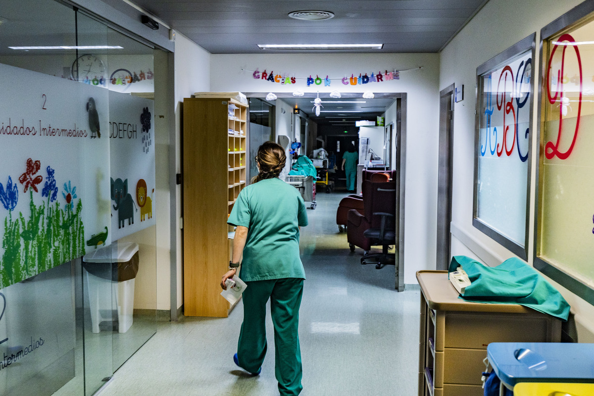 Banco de Leche del hospital General de Ciudad Real, zona de niños prematuros del hospital de ciudad real,  Cristina Sánchez enfermera del banco de leche y Jose Miguel Pacheco director del banco de leche  / RUEDA VILLAVERDE