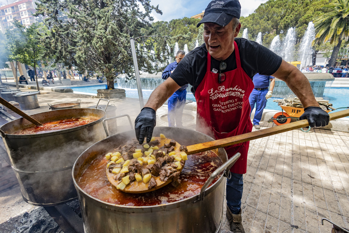 REPARTO DE LA COMIDA DEL SANTO VOTO DE PUERTOLLANO, SANTO VOTO, REPARTO DE LA COMIDA  / RUEDA VILLAVERDE