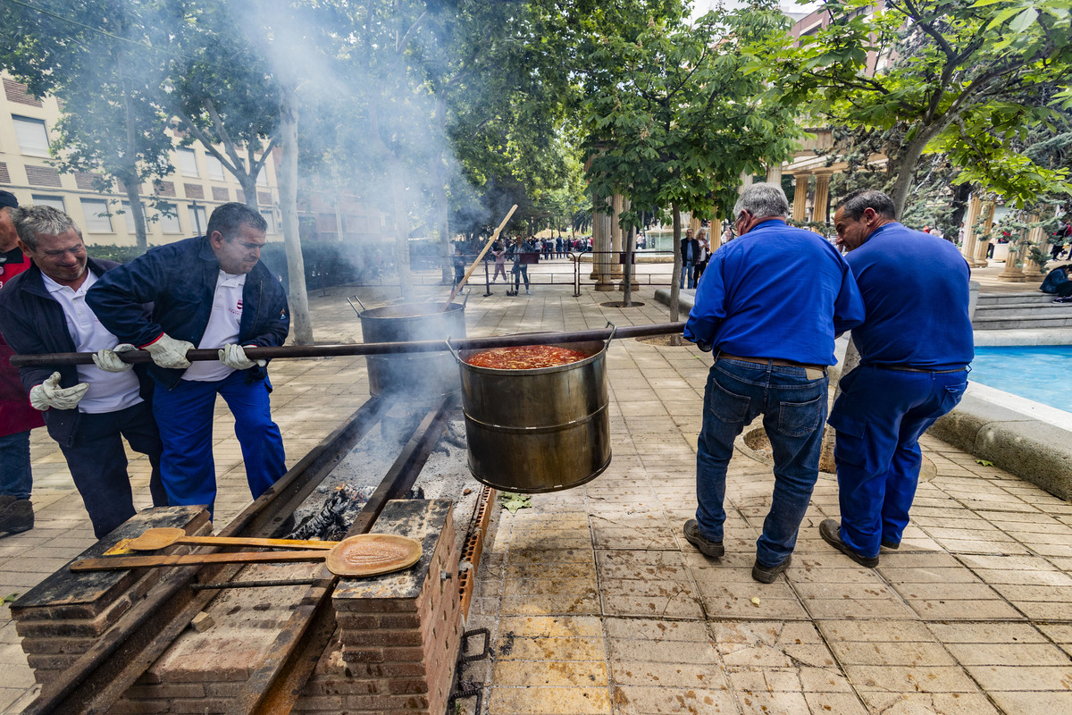 REPARTO DE LA COMIDA DEL SANTO VOTO DE PUERTOLLANO, SANTO VOTO, REPARTO DE LA COMIDA  / RUEDA VILLAVERDE