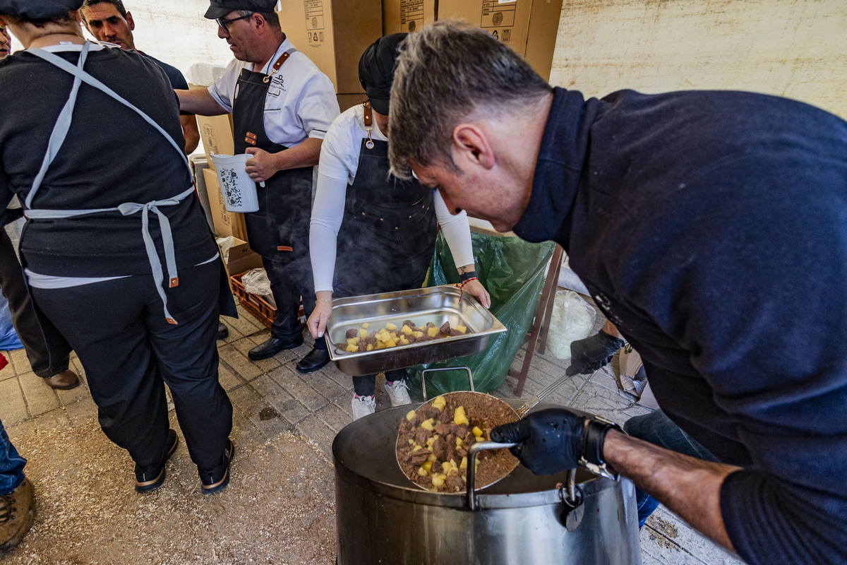 REPARTO DE LA COMIDA DEL SANTO VOTO DE PUERTOLLANO, SANTO VOTO, REPARTO DE LA COMIDA  / RUEDA VILLAVERDE