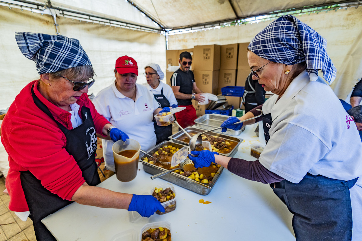 REPARTO DE LA COMIDA DEL SANTO VOTO DE PUERTOLLANO, SANTO VOTO, REPARTO DE LA COMIDA  / RUEDA VILLAVERDE