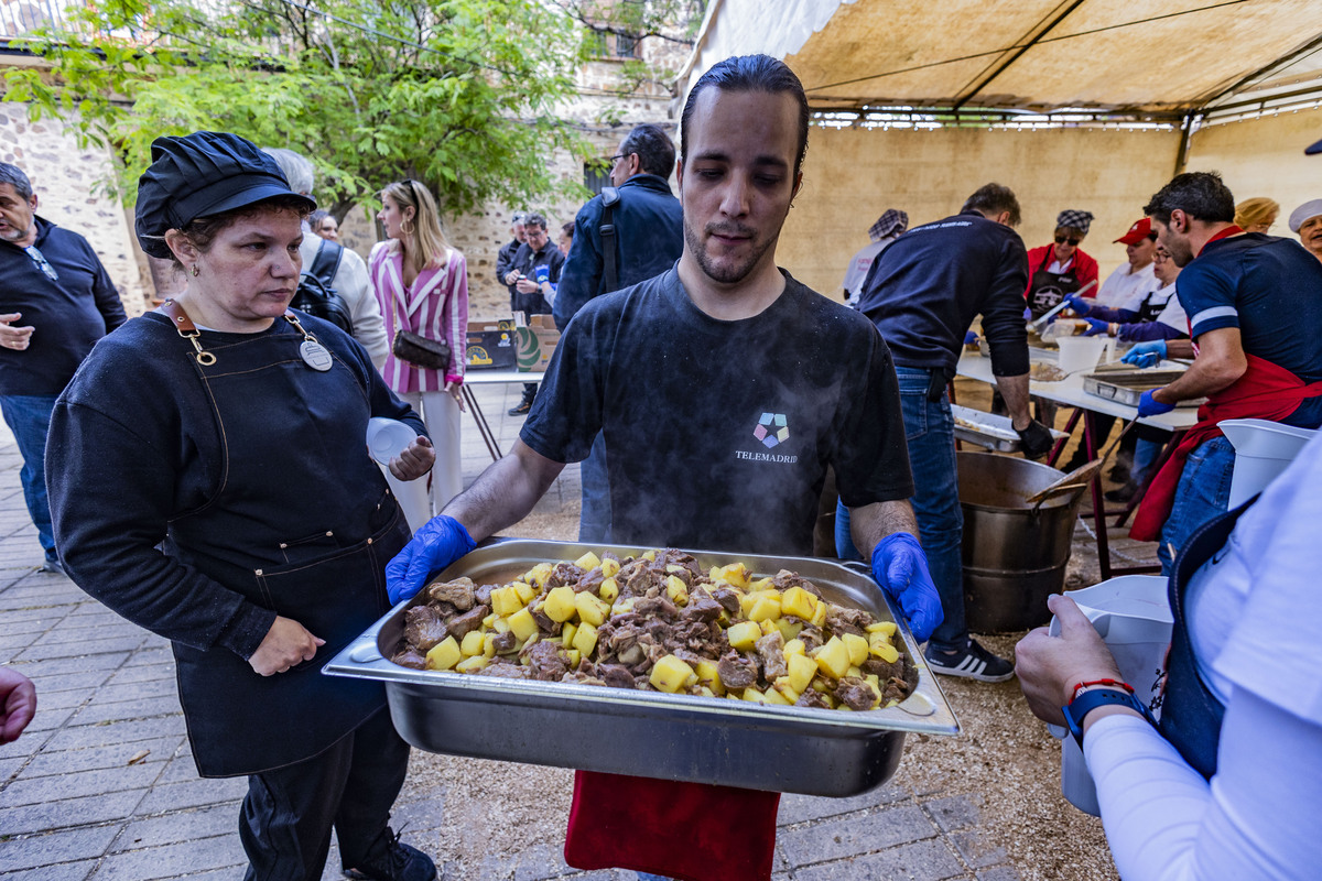 REPARTO DE LA COMIDA DEL SANTO VOTO DE PUERTOLLANO, SANTO VOTO, REPARTO DE LA COMIDA  / RUEDA VILLAVERDE