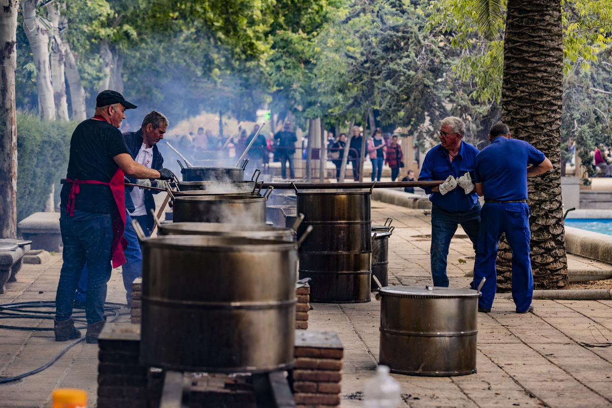 REPARTO DE LA COMIDA DEL SANTO VOTO DE PUERTOLLANO, SANTO VOTO, REPARTO DE LA COMIDA  / RUEDA VILLAVERDE