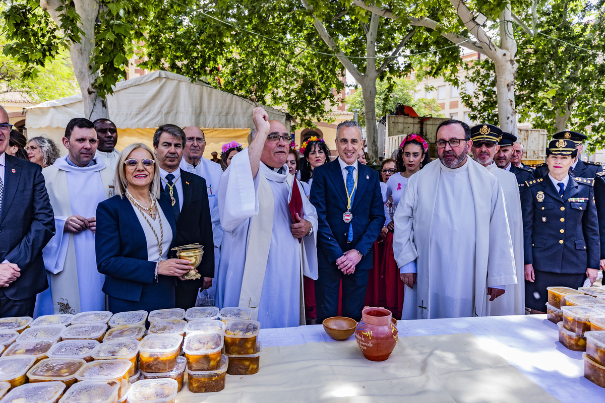 REPARTO DE LA COMIDA DEL SANTO VOTO DE PUERTOLLANO, SANTO VOTO, REPARTO DE LA COMIDA  / RUEDA VILLAVERDE