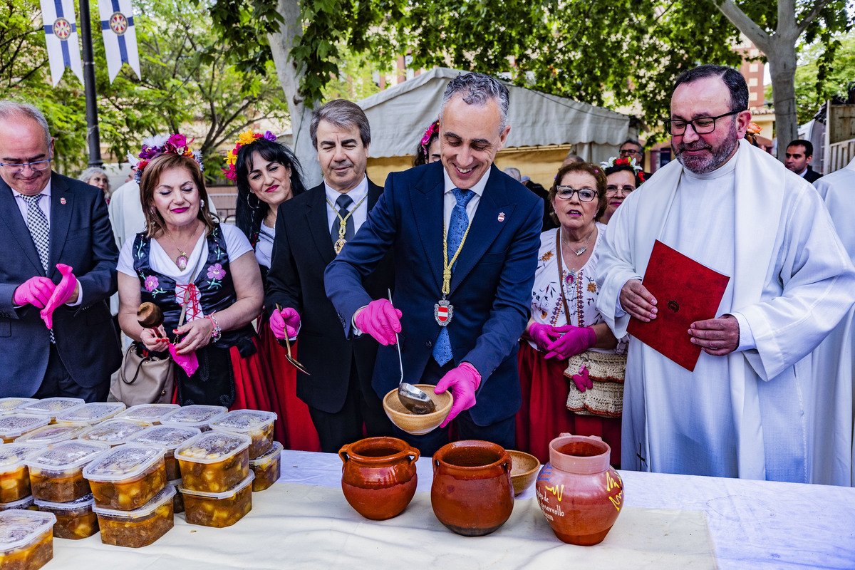 REPARTO DE LA COMIDA DEL SANTO VOTO DE PUERTOLLANO, SANTO VOTO, REPARTO DE LA COMIDA  / RUEDA VILLAVERDE