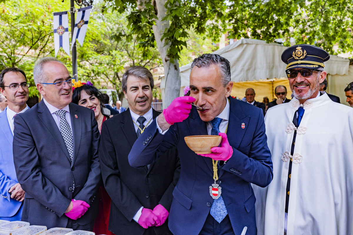 REPARTO DE LA COMIDA DEL SANTO VOTO DE PUERTOLLANO, SANTO VOTO, REPARTO DE LA COMIDA  / RUEDA VILLAVERDE