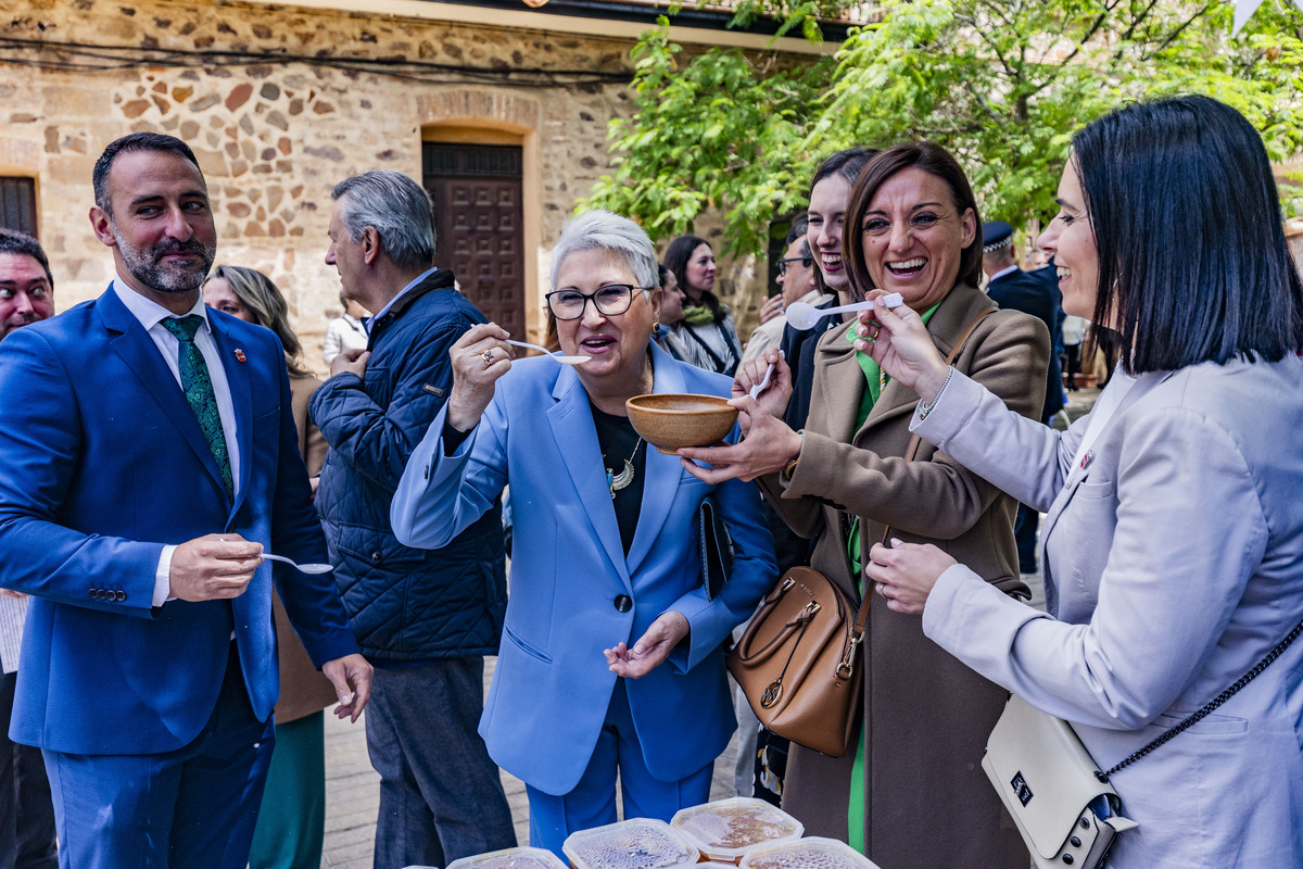 REPARTO DE LA COMIDA DEL SANTO VOTO DE PUERTOLLANO, SANTO VOTO, REPARTO DE LA COMIDA  / RUEDA VILLAVERDE