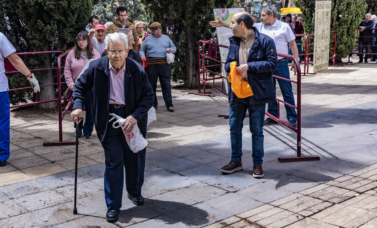 REPARTO DE LA COMIDA DEL SANTO VOTO DE PUERTOLLANO, SANTO VOTO, REPARTO DE LA COMIDA  / RUEDA VILLAVERDE