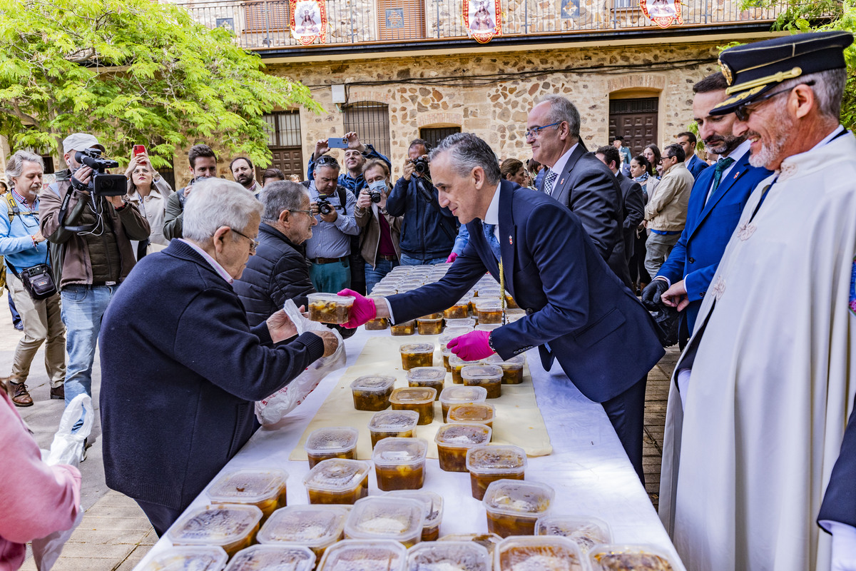 REPARTO DE LA COMIDA DEL SANTO VOTO DE PUERTOLLANO, SANTO VOTO, REPARTO DE LA COMIDA  / RUEDA VILLAVERDE