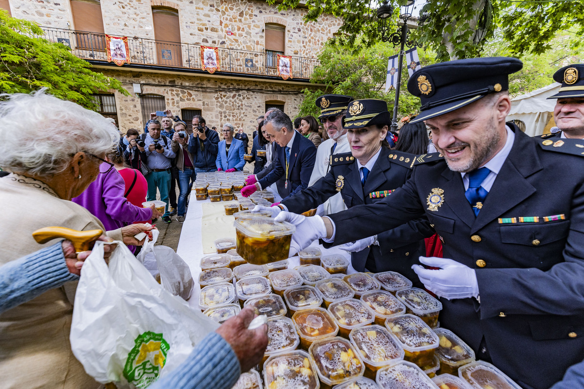 REPARTO DE LA COMIDA DEL SANTO VOTO DE PUERTOLLANO, SANTO VOTO, REPARTO DE LA COMIDA  / RUEDA VILLAVERDE