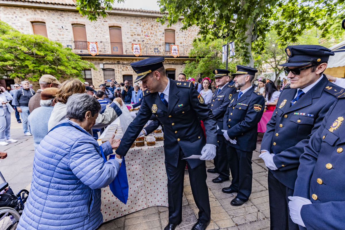 REPARTO DE LA COMIDA DEL SANTO VOTO DE PUERTOLLANO, SANTO VOTO, REPARTO DE LA COMIDA  / RUEDA VILLAVERDE