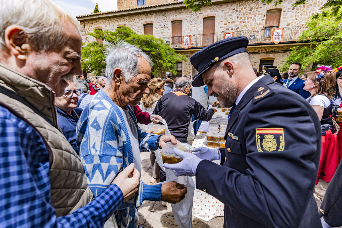 REPARTO DE LA COMIDA DEL SANTO VOTO DE PUERTOLLANO, SANTO VOTO, REPARTO DE LA COMIDA  / RUEDA VILLAVERDE