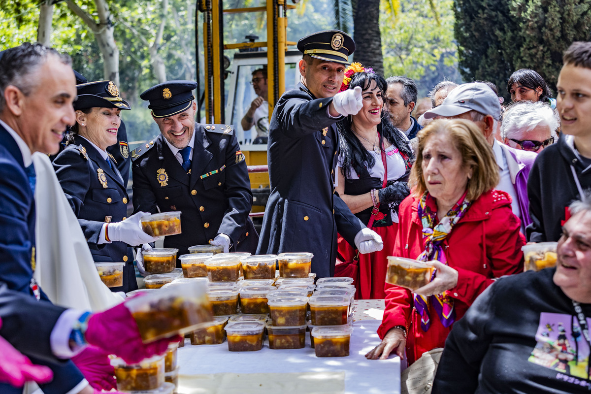 REPARTO DE LA COMIDA DEL SANTO VOTO DE PUERTOLLANO, SANTO VOTO, REPARTO DE LA COMIDA  / RUEDA VILLAVERDE