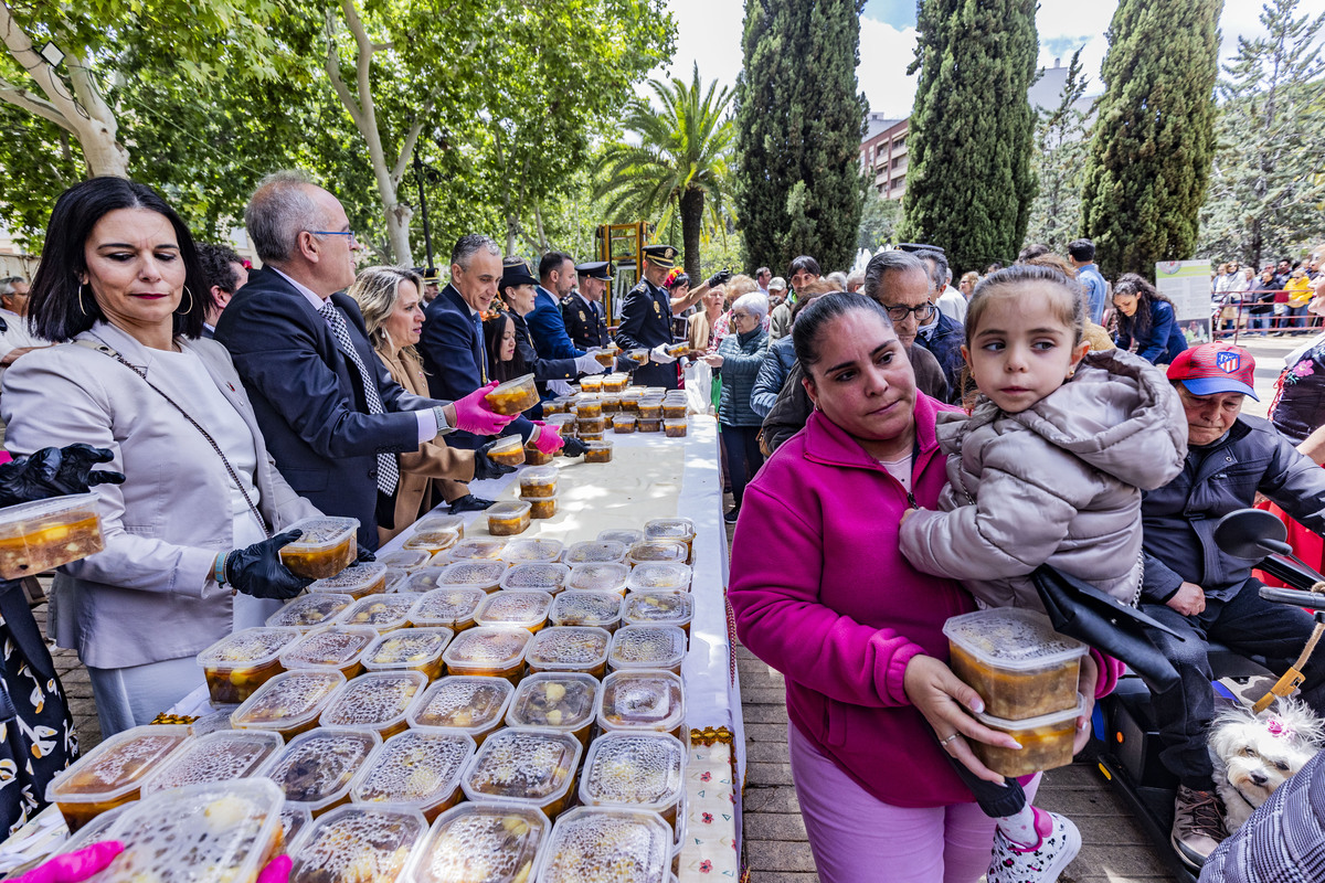 REPARTO DE LA COMIDA DEL SANTO VOTO DE PUERTOLLANO, SANTO VOTO, REPARTO DE LA COMIDA  / RUEDA VILLAVERDE