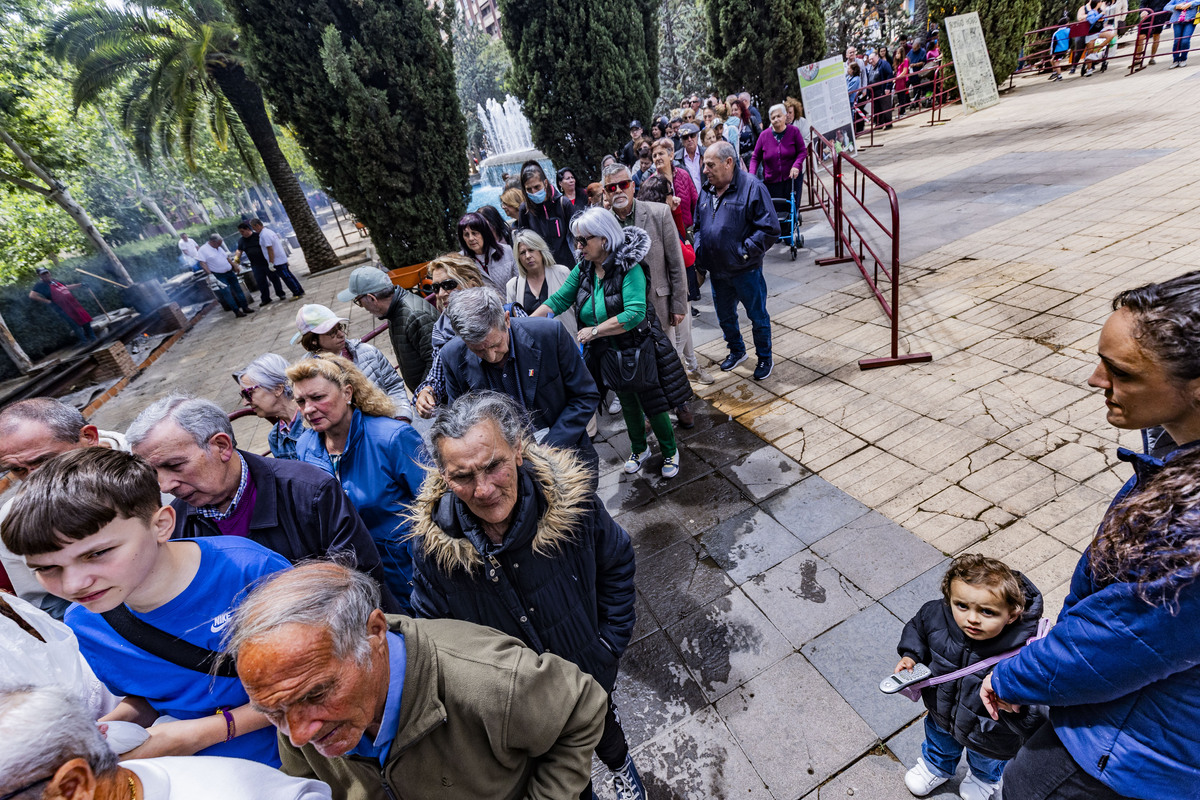 REPARTO DE LA COMIDA DEL SANTO VOTO DE PUERTOLLANO, SANTO VOTO, REPARTO DE LA COMIDA  / RUEDA VILLAVERDE