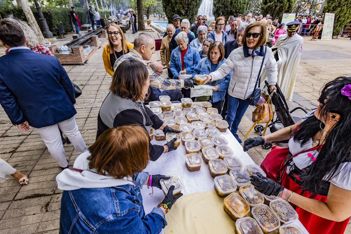 REPARTO DE LA COMIDA DEL SANTO VOTO DE PUERTOLLANO, SANTO VOTO, REPARTO DE LA COMIDA  / RUEDA VILLAVERDE