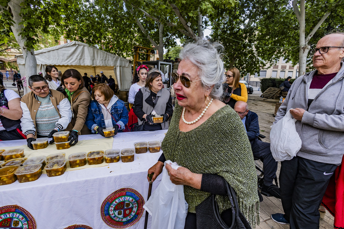 REPARTO DE LA COMIDA DEL SANTO VOTO DE PUERTOLLANO, SANTO VOTO, REPARTO DE LA COMIDA  / RUEDA VILLAVERDE