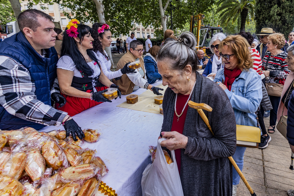 REPARTO DE LA COMIDA DEL SANTO VOTO DE PUERTOLLANO, SANTO VOTO, REPARTO DE LA COMIDA  / RUEDA VILLAVERDE