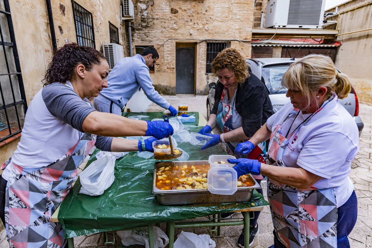 REPARTO DE LA COMIDA DEL SANTO VOTO DE PUERTOLLANO, SANTO VOTO, REPARTO DE LA COMIDA  / RUEDA VILLAVERDE