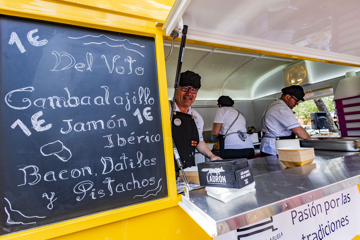 REPARTO DE LA COMIDA DEL SANTO VOTO DE PUERTOLLANO, SANTO VOTO, REPARTO DE LA COMIDA  / RUEDA VILLAVERDE