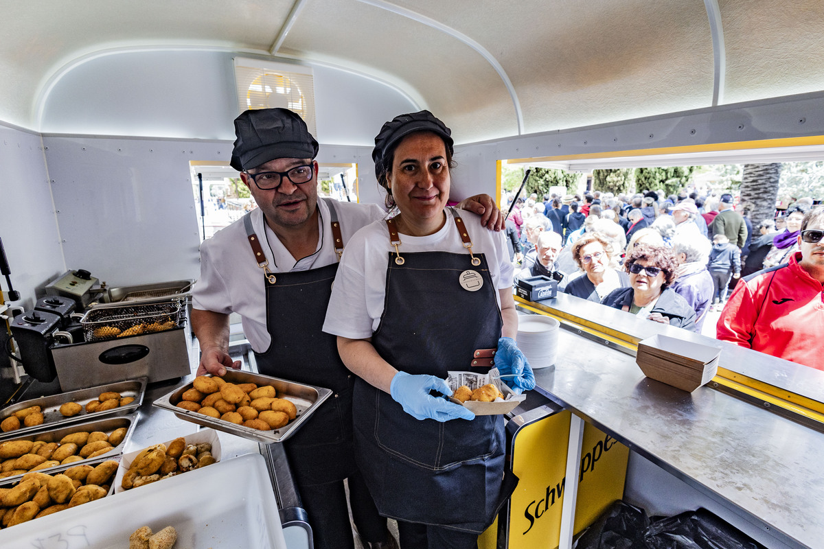 REPARTO DE LA COMIDA DEL SANTO VOTO DE PUERTOLLANO, SANTO VOTO, REPARTO DE LA COMIDA  / RUEDA VILLAVERDE