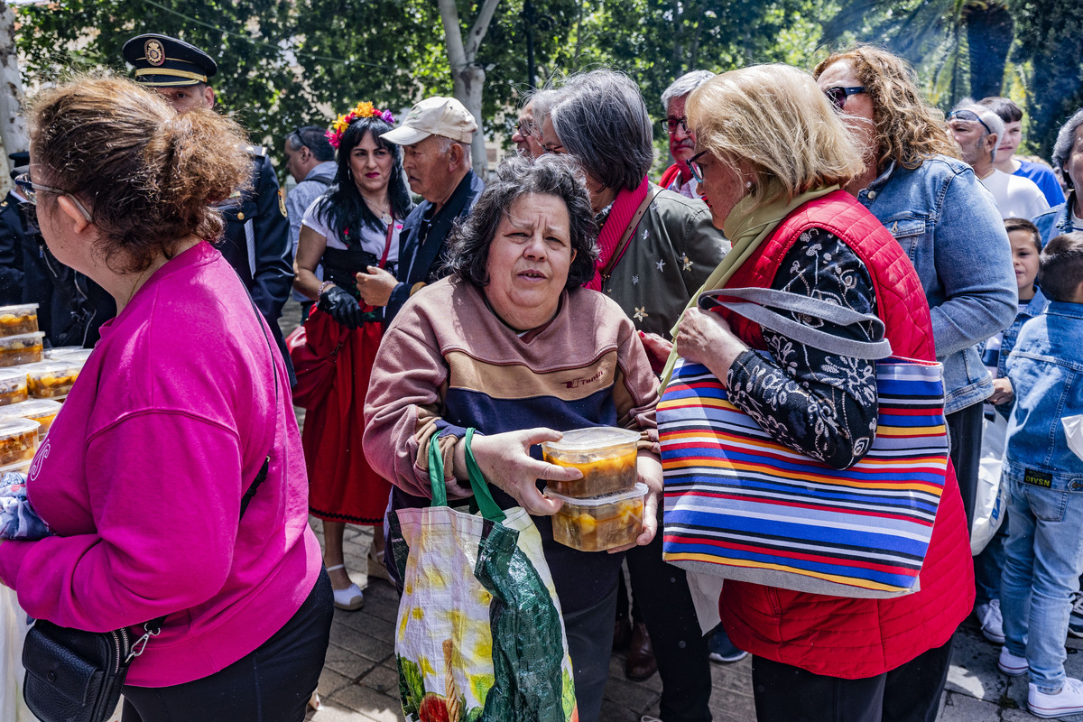 REPARTO DE LA COMIDA DEL SANTO VOTO DE PUERTOLLANO, SANTO VOTO, REPARTO DE LA COMIDA  / RUEDA VILLAVERDE