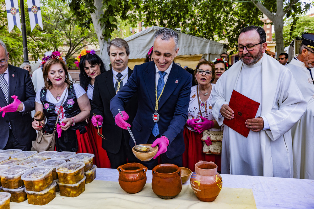 Puertollano saborea su guiso más sagrado