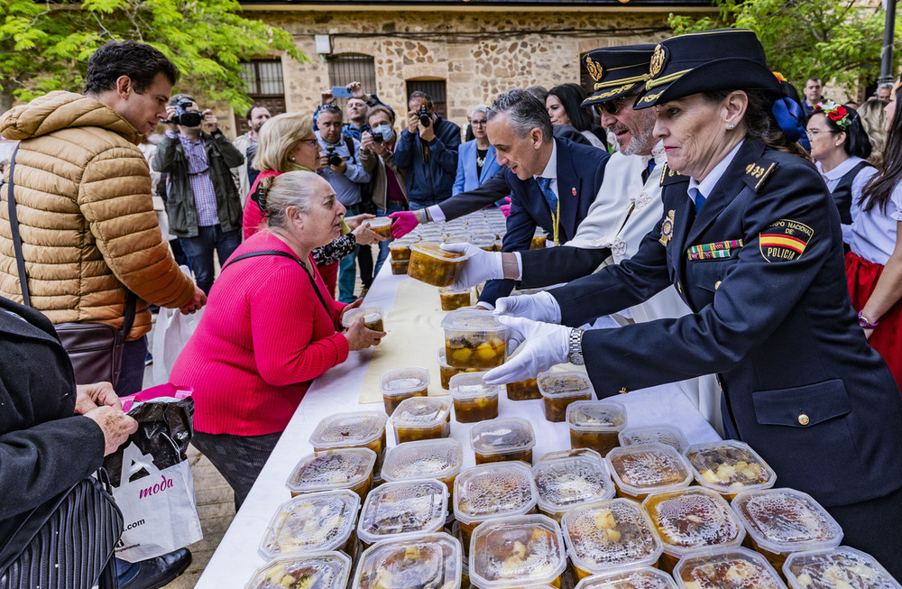 Puertollano saborea su guiso más sagrado