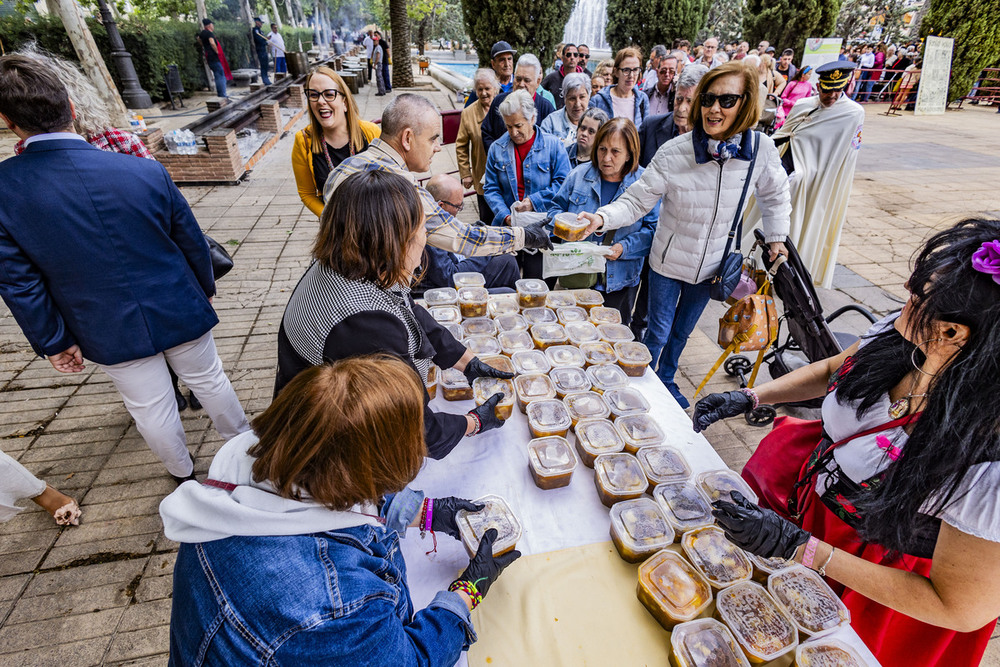 Puertollano saborea su guiso más sagrado