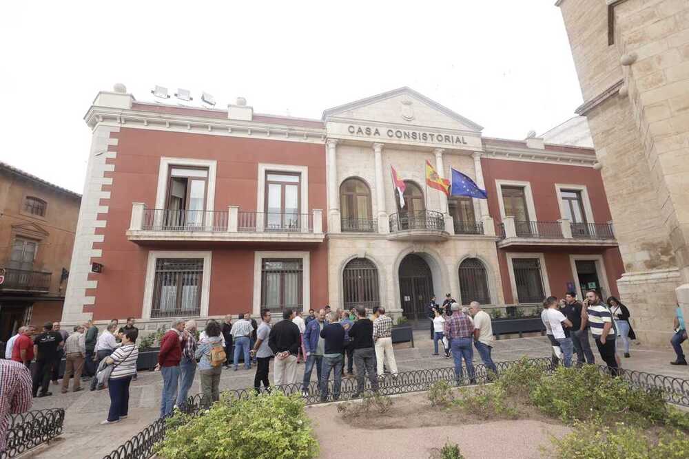 Los agricultores protestaron ayer frente al Ayuntamiento de Valdepeñas 