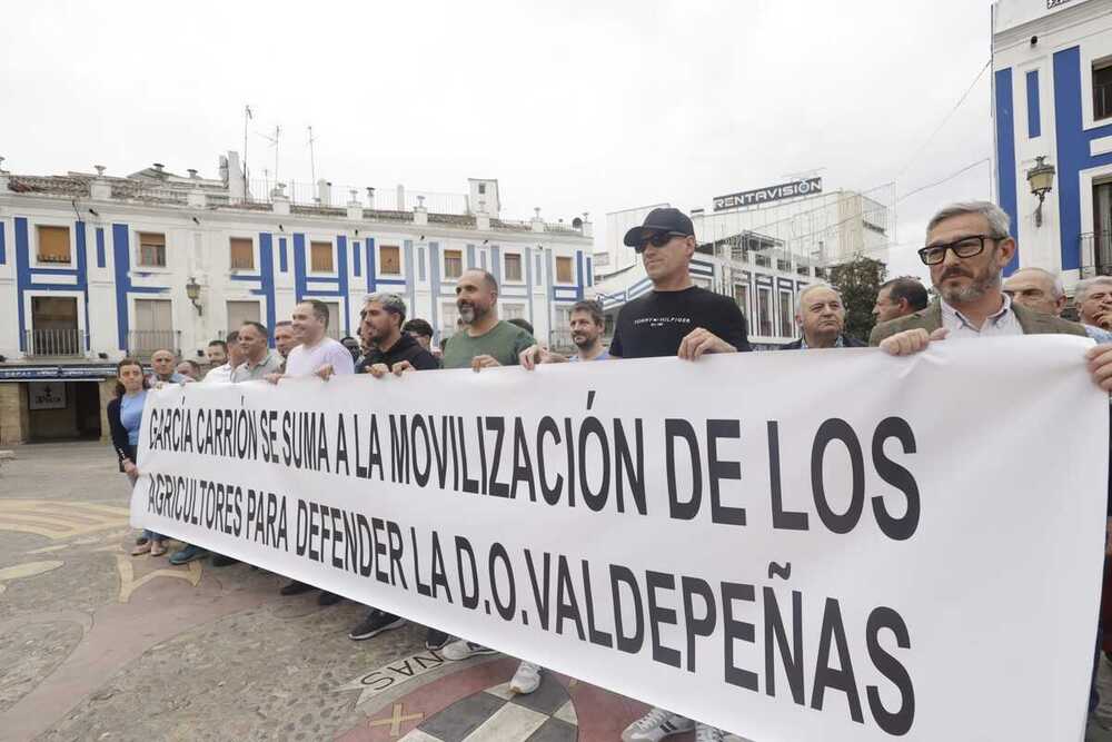 Los agricultores protestaron ayer frente al Ayuntamiento de Valdepeñas 