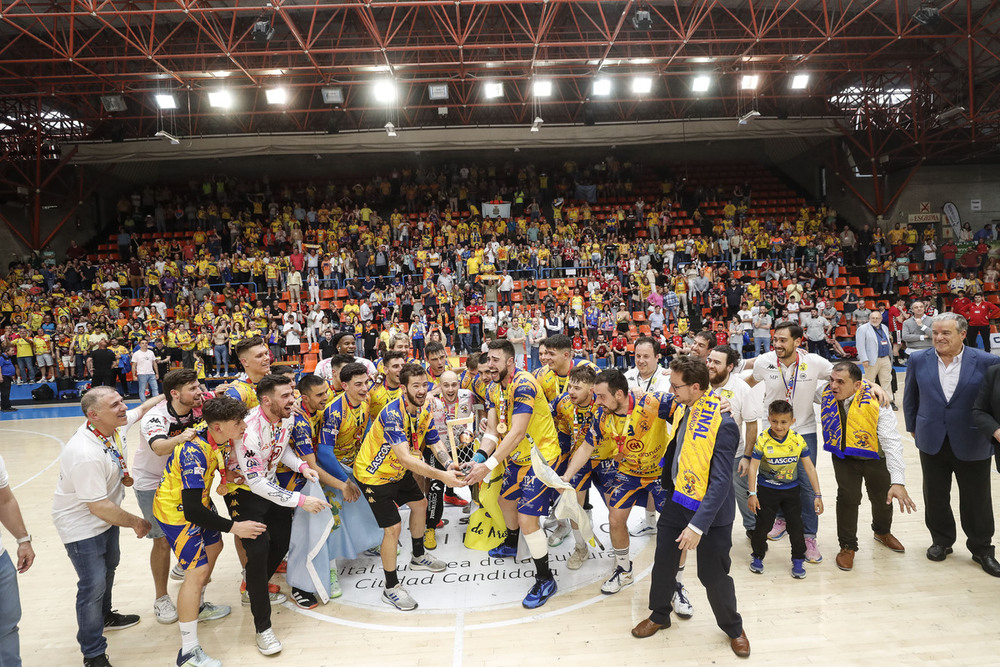 La plantilla del Villa de Aranda festeja su ascenso.