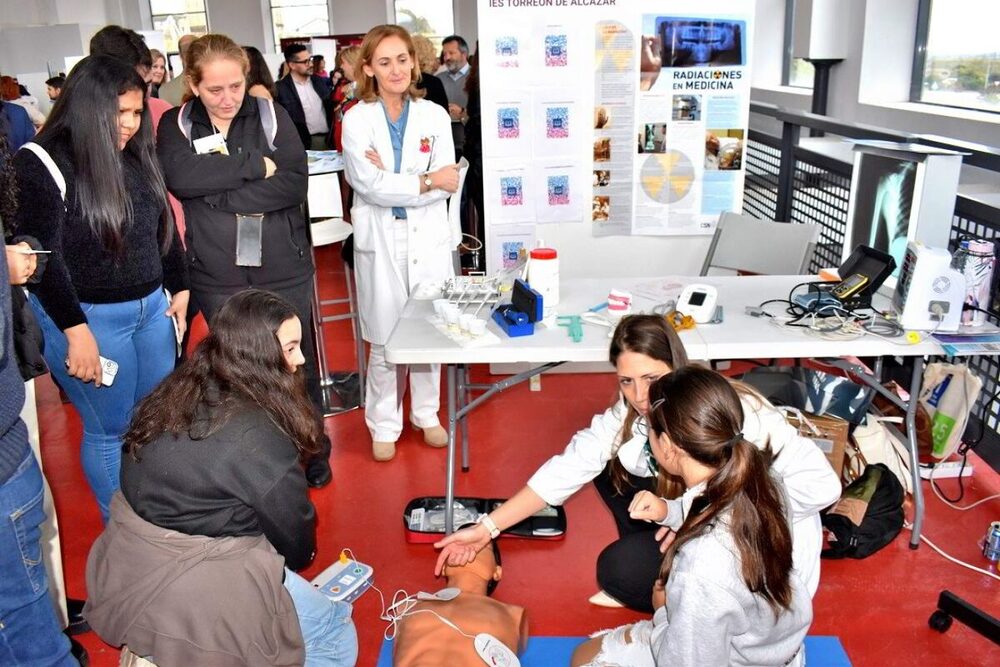 700 estudiantes buscan un futuro laboral en la feria de FP 