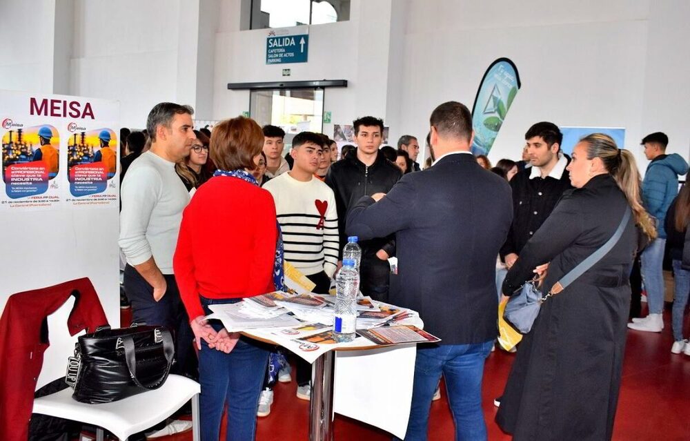 700 estudiantes buscan un futuro laboral en la feria de FP 