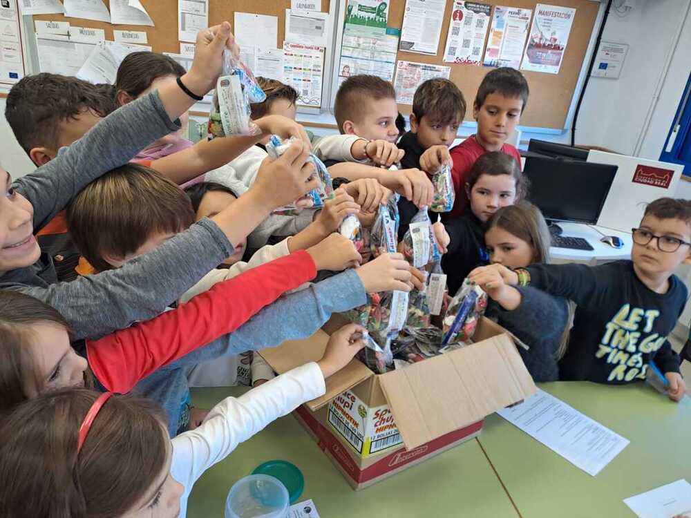 Donan las golosinas de Halloween a los niños de Valencia