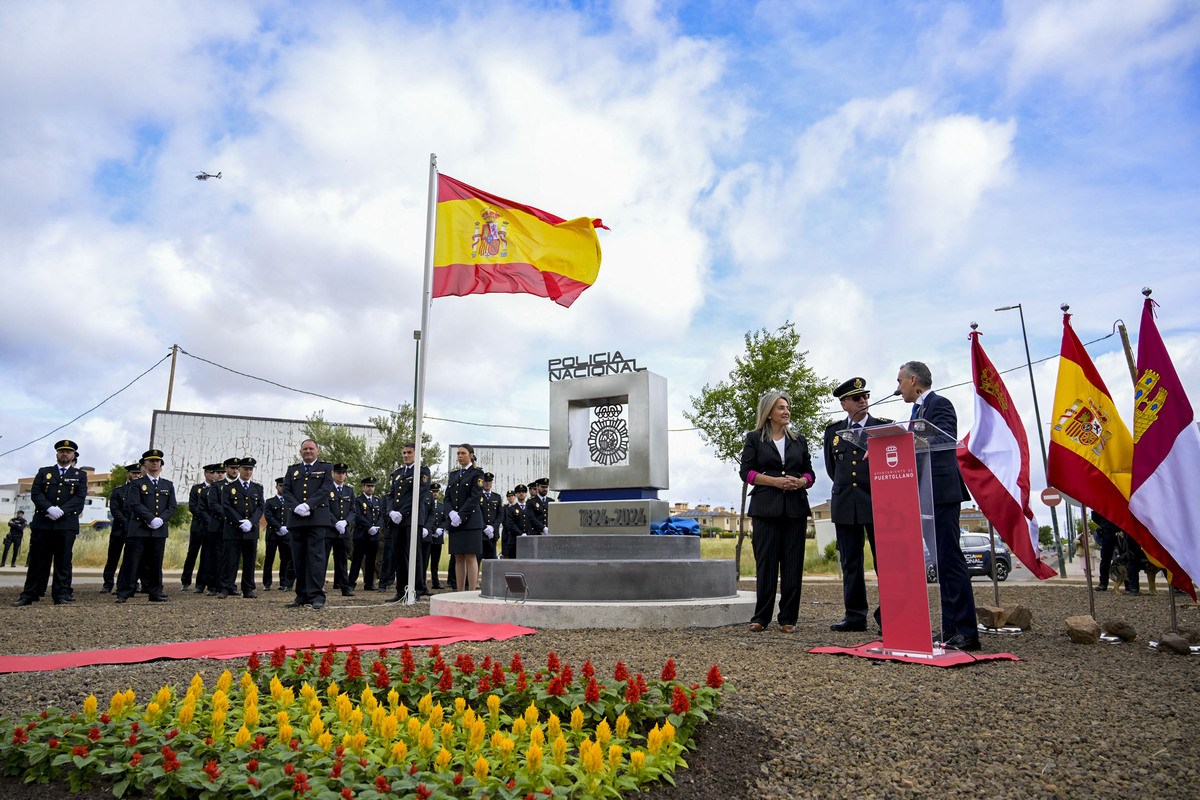 inauguración del monumento a la Policía Nacional con motivo de su bicentenario EN  Puertollano, junto a la nueva comisaría