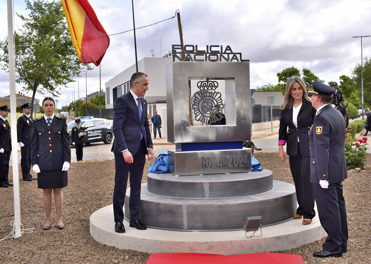 Inaguración del monolito, de la Policía Nacional en la rotonda de la nueva Comisaría de Puertollano  / FOTO AYUNTAMIENTO