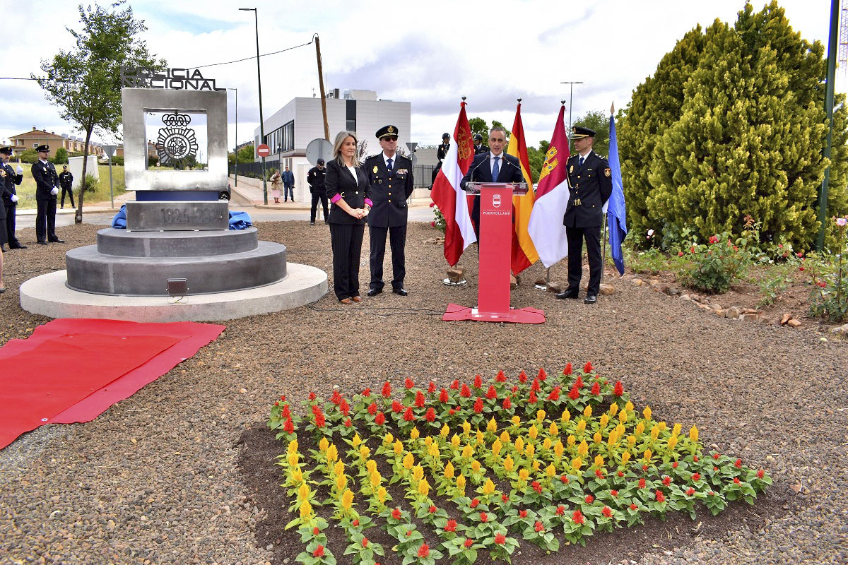 Inaguración del monolito, de la Policía Nacional en la rotonda de la nueva Comisaría de Puertollano  / FOTO AYUNTAMIENTO