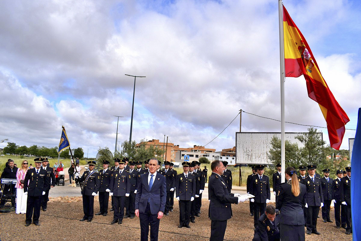 Inaguración del monolito, de la Policía Nacional en la rotonda de la nueva Comisaría de Puertollano  / FOTO AYUNTAMIENTO