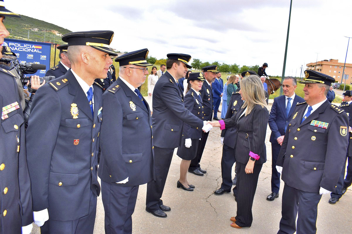 Inaguración del monolito, de la Policía Nacional en la rotonda de la nueva Comisaría de Puertollano  / FOTO AYUNTAMIENTO